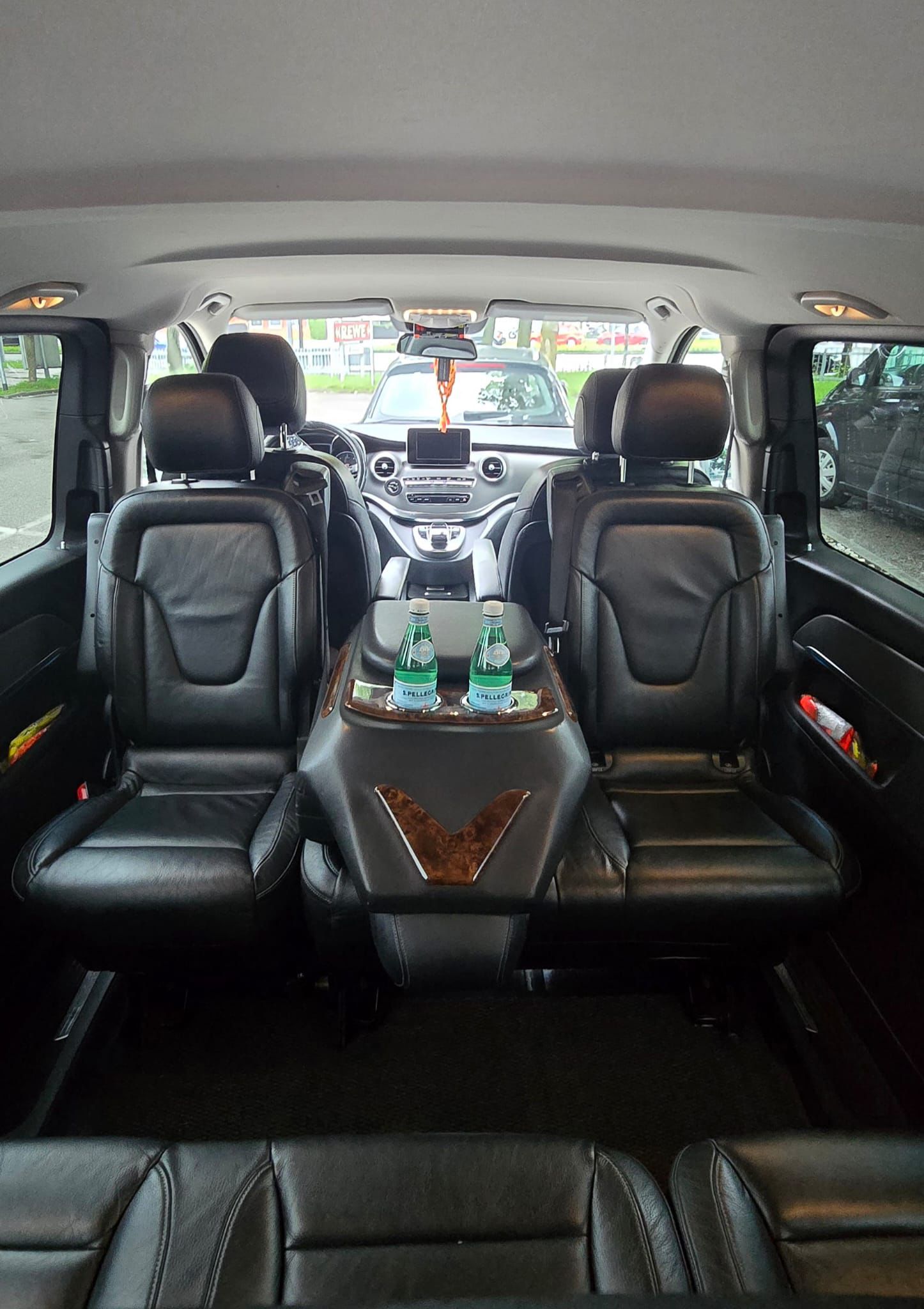 Mercedes V-Klasse Innenraum mit dunklem Leder und Getränkeservice